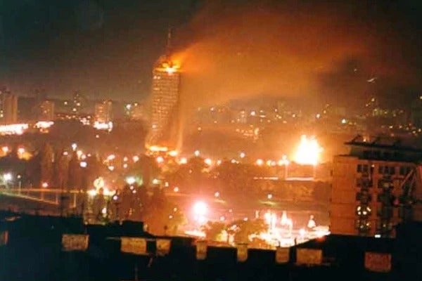 Σαν σήμερα το 1999 το ΝΑΤΟ βομβαρδίζει τη Γιουγκοσλαβία